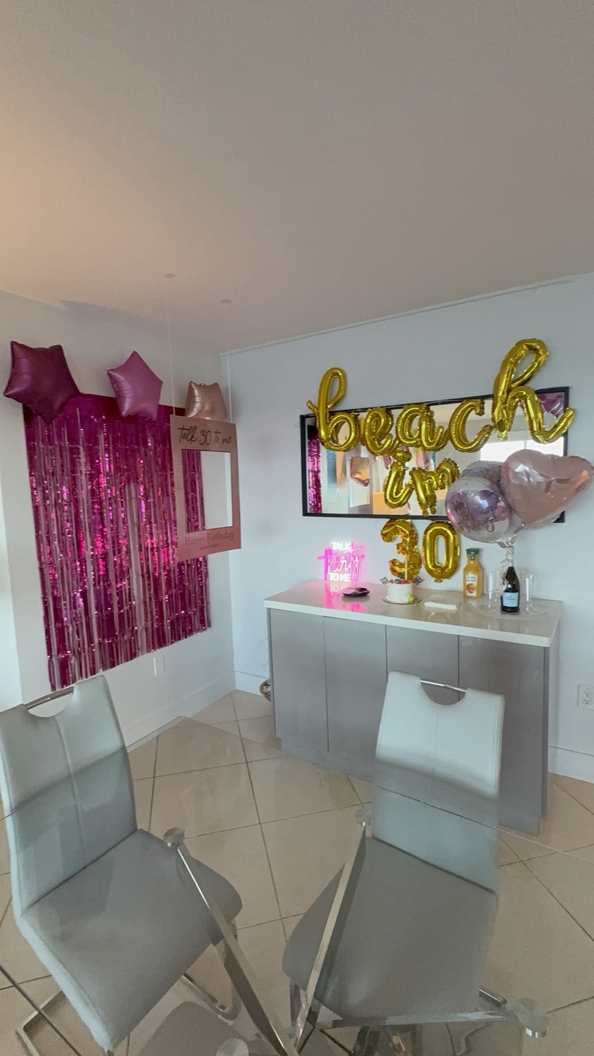 Gold lettering, shimmering pink fringe and a styled celebration corner bring the birthday mood indoors.