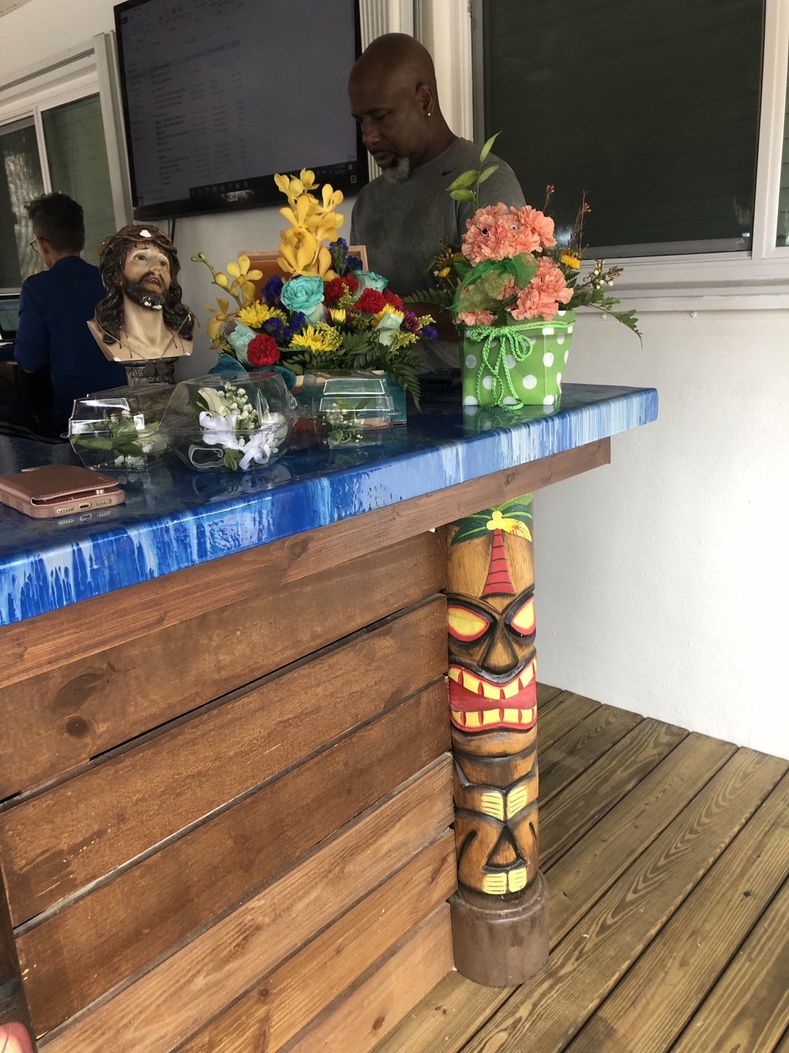 A glimpse behind the scenes, where the flowers, the details and a little extra care come together before the celebration begins.